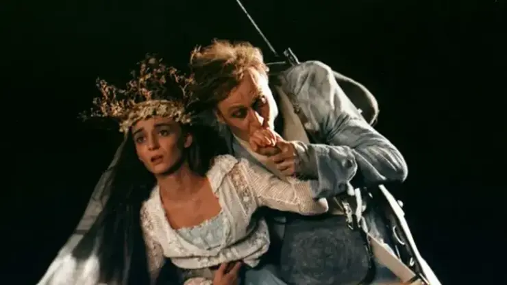 Klára Oltová a Karel Roden ve filmu Kytice.