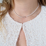 Detaily hrají roli, k flitrovému sáčku sedly i jemné perlové doplňky šéfredaktorky Kristiny.