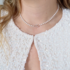 Detaily hrají roli, k flitrovému sáčku sedly i jemné perlové doplňky šéfredaktorky Kristiny. 