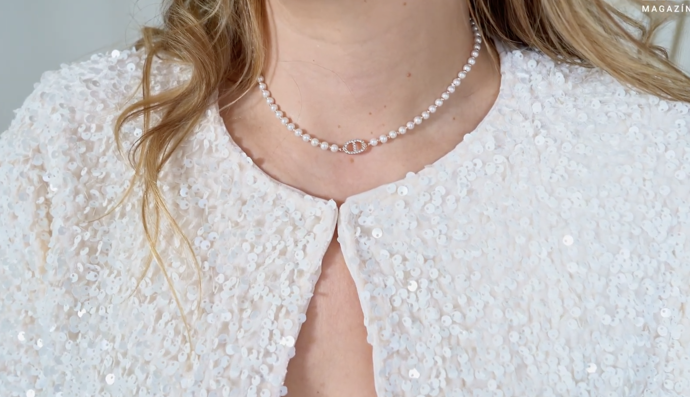 Detaily hrají roli, k flitrovému sáčku sedly i jemné perlové doplňky šéfredaktorky Kristiny. 