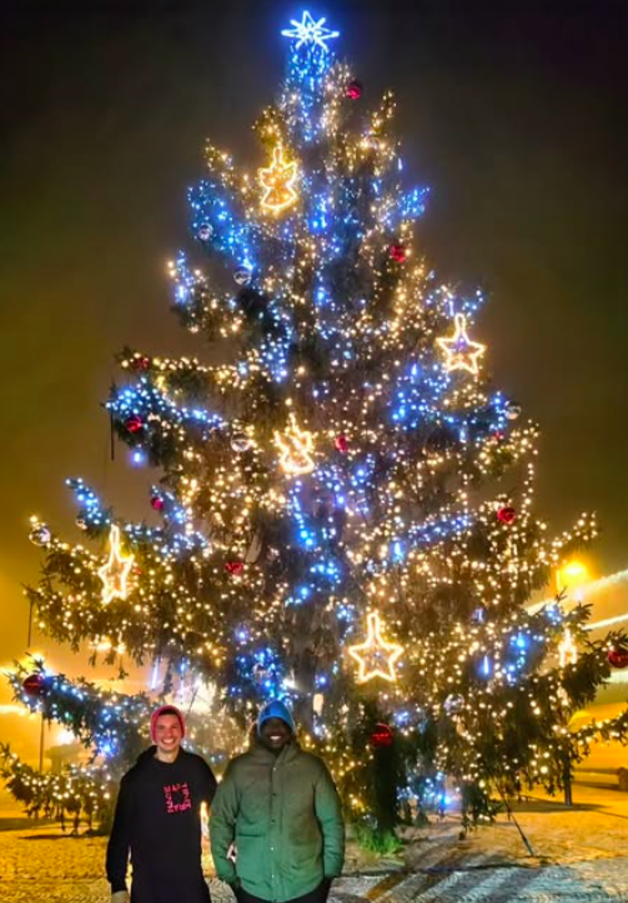 Martin Hranáč po show zastavil s přítelem u stromu.