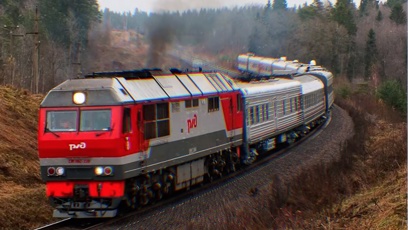 FOTO: Obrněný vlak ruského prezidenta Vladimira Putina se od běžných souprav ruských drah příliš neliší. Je také šedivý s červenými pruhy.