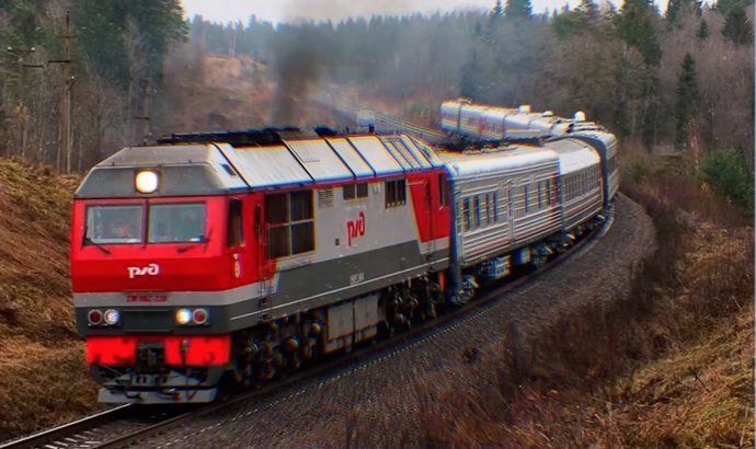 Obrněný vlak ruského prezidenta Vladimira Putina se od běžných souprav ruských drah příliš neliší. Je také šedivý s červenými pruhy. 