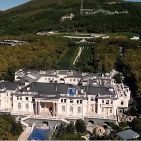 Pod Putinovou rezidencí v Soči se údajně nachází podzemní komplex, který by ho mohl ochránit před katastrofou. 