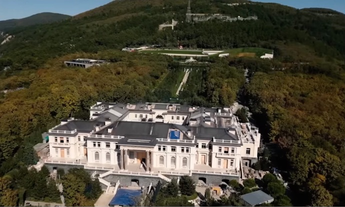 Pod Putinovou rezidencí v Soči se údajně nachází podzemní komplex, který by ho mohl ochránit před katastrofou. 