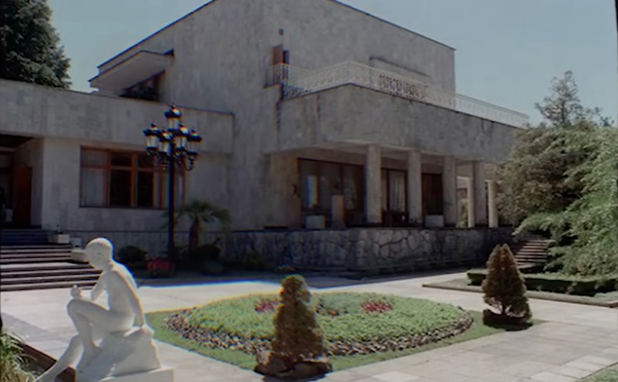 Rezidence Vladimira Putina ve Valdaji patří mezi jeho nejoblíbenější. Nachází se asi 400 kilometrů severozápadně od Moskvy a patří k těm nejlépe zabezpečeným. 