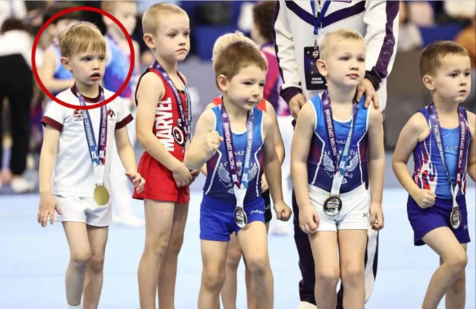 Vladimiru je teprve šest let, už teď ale společně se svým bratrem Ivanem dostává lekce od těch nejlepších sportovců v Rusku. 