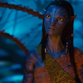 Zoe Saldana ve snímku Avatar: Oheň a popel.