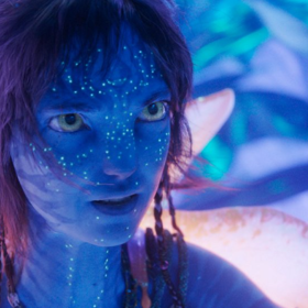 Sigourney Weaver jako mladá Kiri.