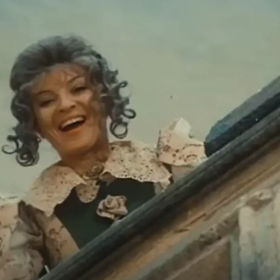 Libuše Švormová jako Melánie, zlá sestra královny, v pohádce Jak se budí princezny. 