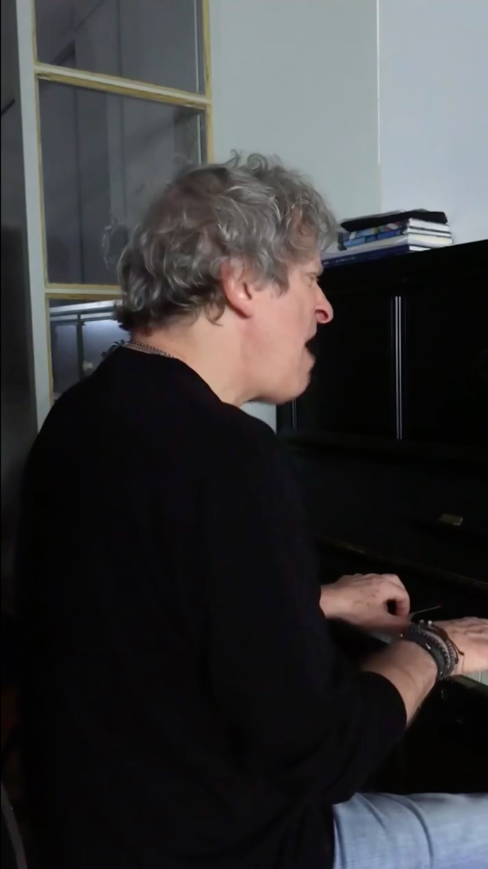 David Prachař kapele ukázal jak "kňourají"