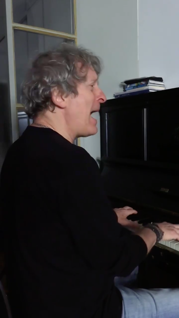 Následně jim předvedl jak by to mělo vypadat.