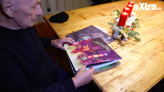 Laco ukázal své nové desky.