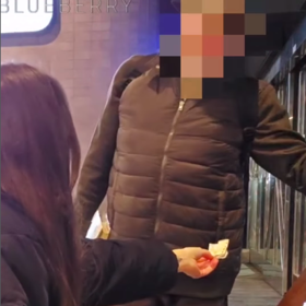 Theresa se nejdříve snažila vrátit peníze zpět.