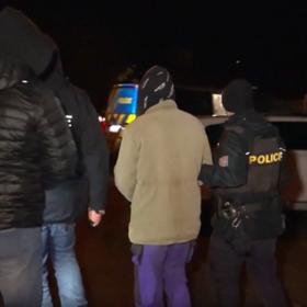 Policie odvádí muže podezřelého z únosu dvanáctiletého chlapce.