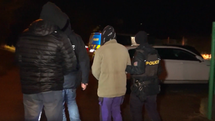 Policie odvádí muže podezřelého z únosu dvanáctiletého chlapce.