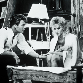 V roli dlouholeté taneční partnerky Patricka Swayzeho se objevila Cynthia Rhodes.