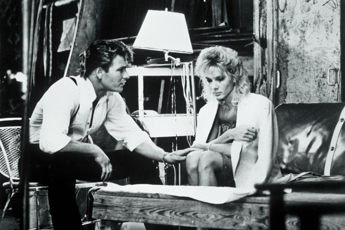 V roli dlouholeté taneční partnerky Patricka Swayzeho se objevila Cynthia Rhodes.