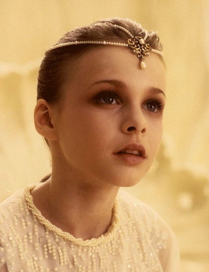 Jedinou ženskou nebo dívčí postavu, vládkyni říše fantazie, které musí dát Bastien jméno, si zahrála křehká izraelsko-americká herečka Tami Stronach.