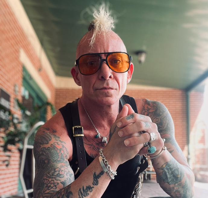 Nechal si potetovat prakticky celé tělo a chlubí se čírem.