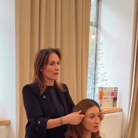 Delší vlasy se jí už nelíbily. 