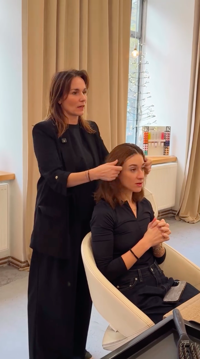 Delší vlasy se jí už nelíbily. 