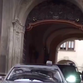 Andrej Babiš přijíždí na Pražský hrad.