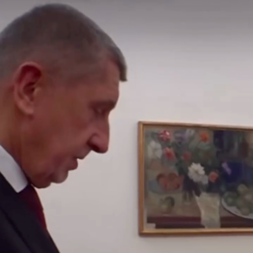 Babiš ukazuje své rozbité jezulátko.