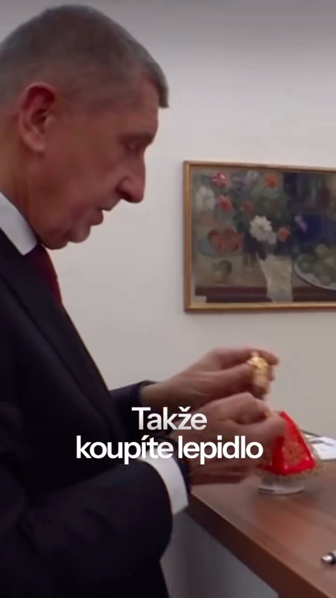 Babiš ukazuje své rozbité jezulátko.