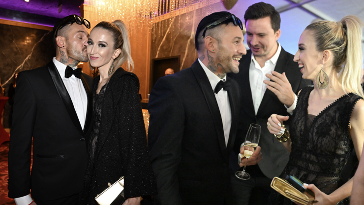 Sámer Issa šťastnější než kdy dřív. Po boku půvabné blondýnky působí jako zamilovaný školák