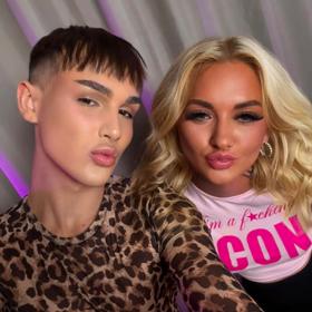 Svou extravagantní profilovou fotku influencer nahradil obyčejným šedým avatarem.