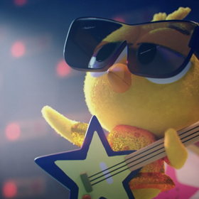 Kuřátko Kája chodí do třídy s neobyčejnými spolužáky, kteří ale nezkazí žádnou legraci.