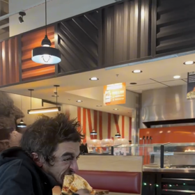 Daniel Curtis Lee vzal Tylora Chase na jídlo.