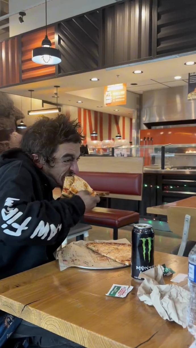 Daniel Curtis Lee vzal Tylora Chase na jídlo.