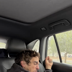 Daniel Curtis Lee naložil Tylora Chase do auta.