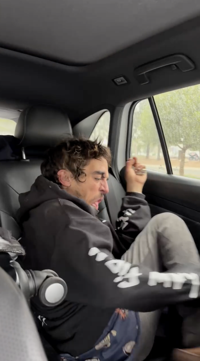 Daniel Curtis Lee naložil Tylora Chase do auta.