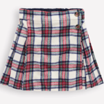 Ta Charlottina ze směsi polyesteru a vlny se zapínáním na knoflíky pochází z dílny dostupné britské značky Boden a aktuálně stojí 21 liber. Kostka přitom patří k nejžhavějším trendům letošní zimy.