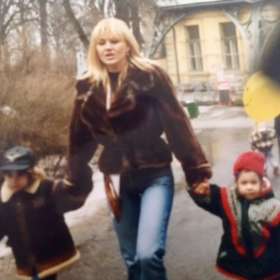 Maminka Evy Perkausové s dětmi.