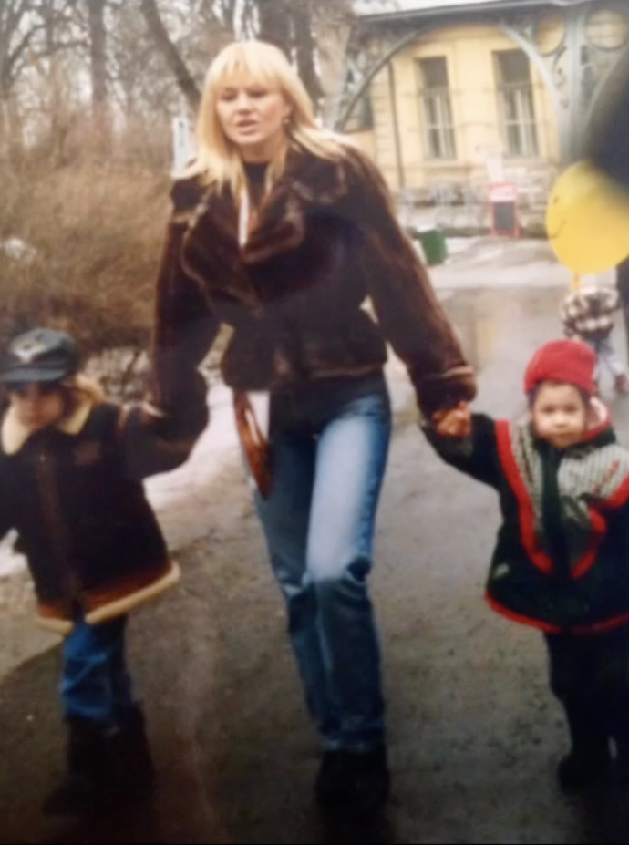 Maminka Evy Perkausové s dětmi.