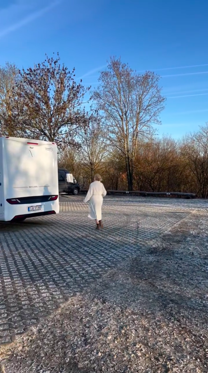 Žilková utíká do tepla karavanu.