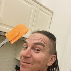 Ivan Bartoš se na sítích pochlubil, že peče.