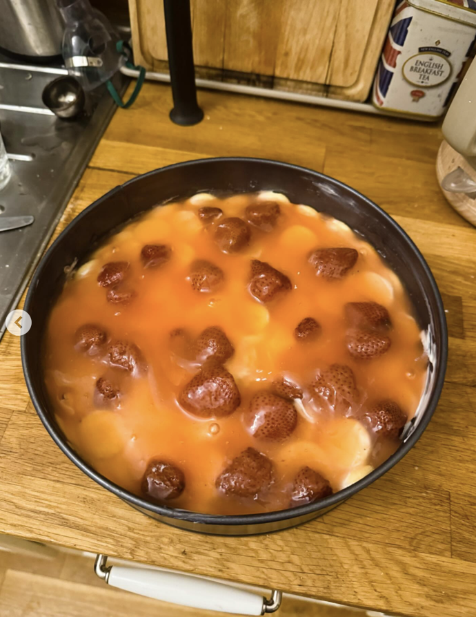 Na Silvestra upekl dort.