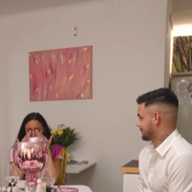 Mirka Pikolová se rozplakala při modlitbě. 