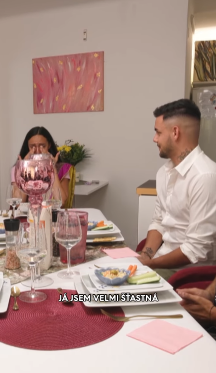 Mirka Pikolová se rozplakala při modlitbě. 