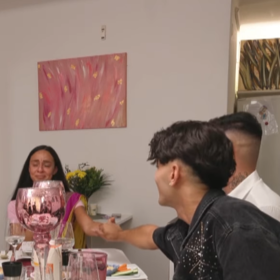 Jan Bendig chytl Mirku za ruku. 