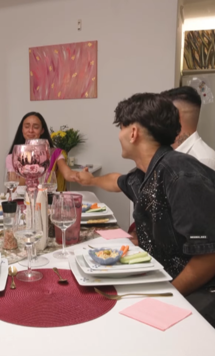 Jan Bendig chytl Mirku za ruku. 