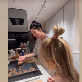 Monika Marešová si večer užívala pečení cukroví s dcerou. 