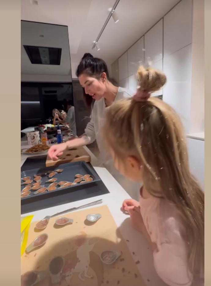 Monika Marešová si večer užívala pečení cukroví s dcerou. 