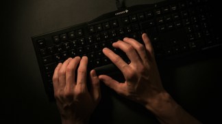 První internetový vrah John Edward Robinson zabil nejméně osm žen: Své oběti lovil na lechtivých chatech