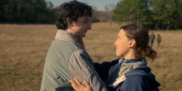 Mladí milenci zase zachraňují svět.